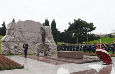 Azerbaijani president pays tribute to national leader Heydar Aliyev