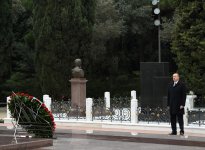 Azerbaijani president pays tribute to national leader Heydar Aliyev