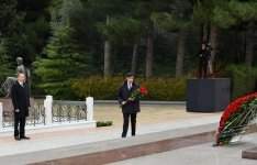 Azerbaijani president pays tribute to national leader Heydar Aliyev