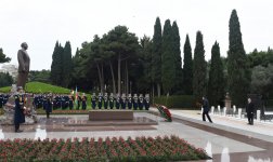 Azerbaijani president pays tribute to national leader Heydar Aliyev