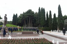 Azerbaijani president pays tribute to national leader Heydar Aliyev