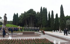 Azerbaijani president pays tribute to national leader Heydar Aliyev