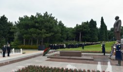 Azerbaijani president pays tribute to national leader Heydar Aliyev