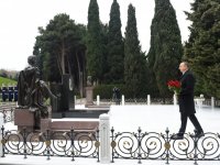 Azerbaijani president pays tribute to national leader Heydar Aliyev