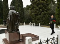Azerbaijani president pays tribute to national leader Heydar Aliyev