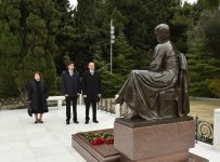 Azerbaijani president pays tribute to national leader Heydar Aliyev