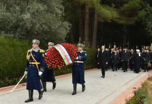 Azerbaijani president pays tribute to national leader Heydar Aliyev