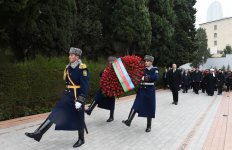 Azerbaijani president pays tribute to national leader Heydar Aliyev