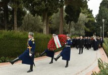 Azerbaijani president pays tribute to national leader Heydar Aliyev