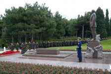 Azerbaijani public visits Alley of Honor to commemorate 12th death anniversary of Heydar Aliyev (PHOTO-VİDEO)