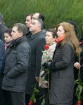 Azerbaijani public visits Alley of Honor to commemorate 12th death anniversary of Heydar Aliyev (PHOTO-VİDEO)