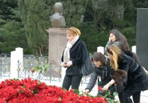 Azerbaijani public visits Alley of Honor to commemorate 12th death anniversary of Heydar Aliyev (PHOTO-VİDEO)