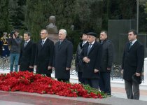 Azerbaijani public visits Alley of Honor to commemorate 12th death anniversary of Heydar Aliyev (PHOTO-VİDEO)