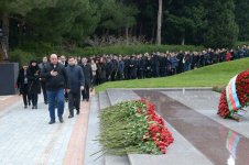 Azerbaijani public visits Alley of Honor to commemorate 12th death anniversary of Heydar Aliyev (PHOTO-VİDEO)