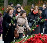 Azerbaijani public visits Alley of Honor to commemorate 12th death anniversary of Heydar Aliyev (PHOTO-VİDEO)