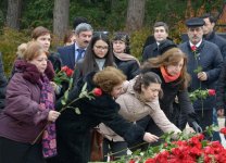 Azerbaijani public visits Alley of Honor to commemorate 12th death anniversary of Heydar Aliyev (PHOTO-VİDEO)