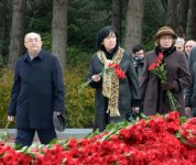 Azerbaijani public visits Alley of Honor to commemorate 12th death anniversary of Heydar Aliyev (PHOTO-VİDEO)