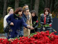 Azerbaijani public visits Alley of Honor to commemorate 12th death anniversary of Heydar Aliyev (PHOTO-VİDEO)