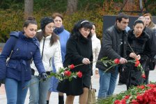 Azerbaijani public visits Alley of Honor to commemorate 12th death anniversary of Heydar Aliyev (PHOTO-VİDEO)