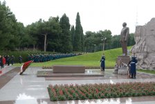 Azerbaijani public visits Alley of Honor to commemorate 12th death anniversary of Heydar Aliyev (PHOTO-VİDEO)