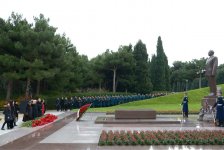 Azerbaijani public visits Alley of Honor to commemorate 12th death anniversary of Heydar Aliyev (PHOTO-VİDEO)