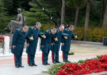 Azerbaijani public visits Alley of Honor to commemorate 12th death anniversary of Heydar Aliyev (PHOTO-VİDEO)