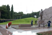 Azerbaijani public visits Alley of Honor to commemorate 12th death anniversary of Heydar Aliyev (PHOTO-VİDEO)