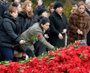 Azerbaijani public visits Alley of Honor to commemorate 12th death anniversary of Heydar Aliyev (PHOTO-VİDEO)