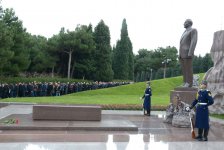 Azerbaijani public visits Alley of Honor to commemorate 12th death anniversary of Heydar Aliyev (PHOTO-VİDEO)
