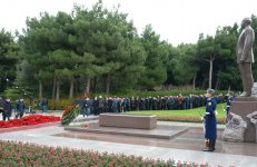 Azerbaijani public visits Alley of Honor to commemorate 12th death anniversary of Heydar Aliyev (PHOTO-VİDEO)