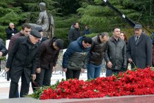 Azerbaijani public visits Alley of Honor to commemorate 12th death anniversary of Heydar Aliyev (PHOTO-VİDEO)