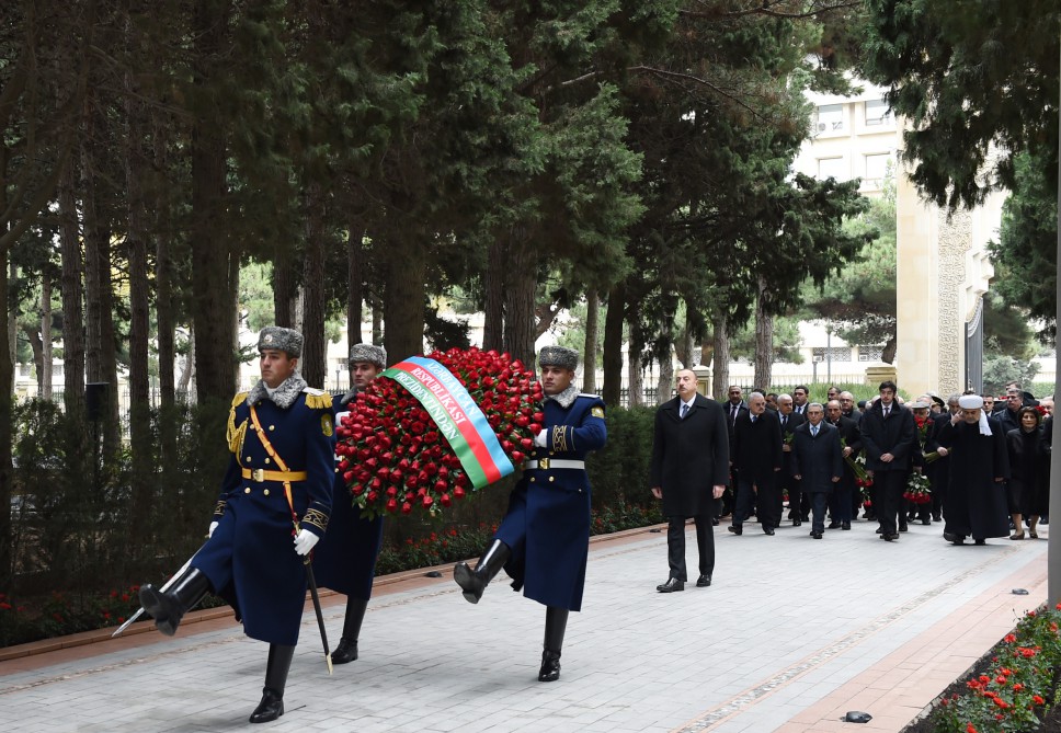 Azerbaijani president pays tribute to national leader Heydar Aliyev