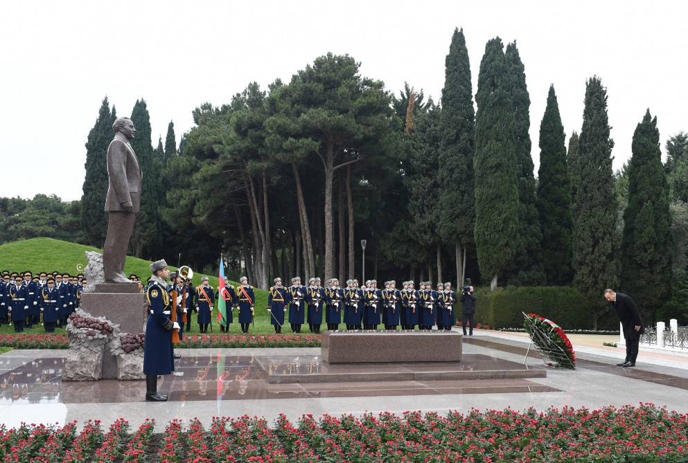 Azerbaijani president pays tribute to national leader Heydar Aliyev