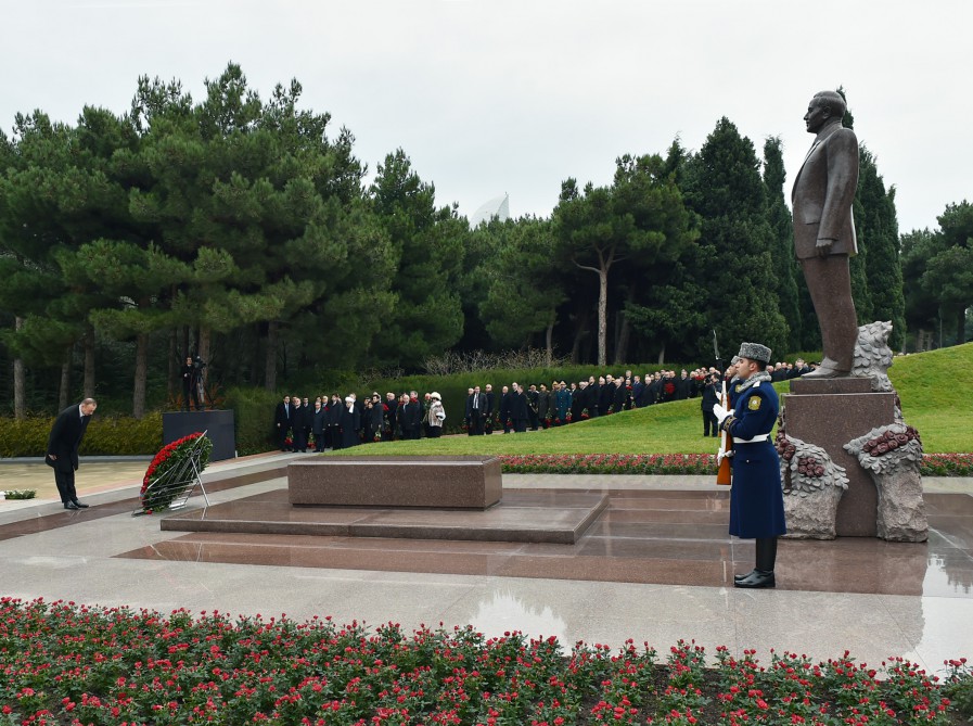 Azerbaijani president pays tribute to national leader Heydar Aliyev