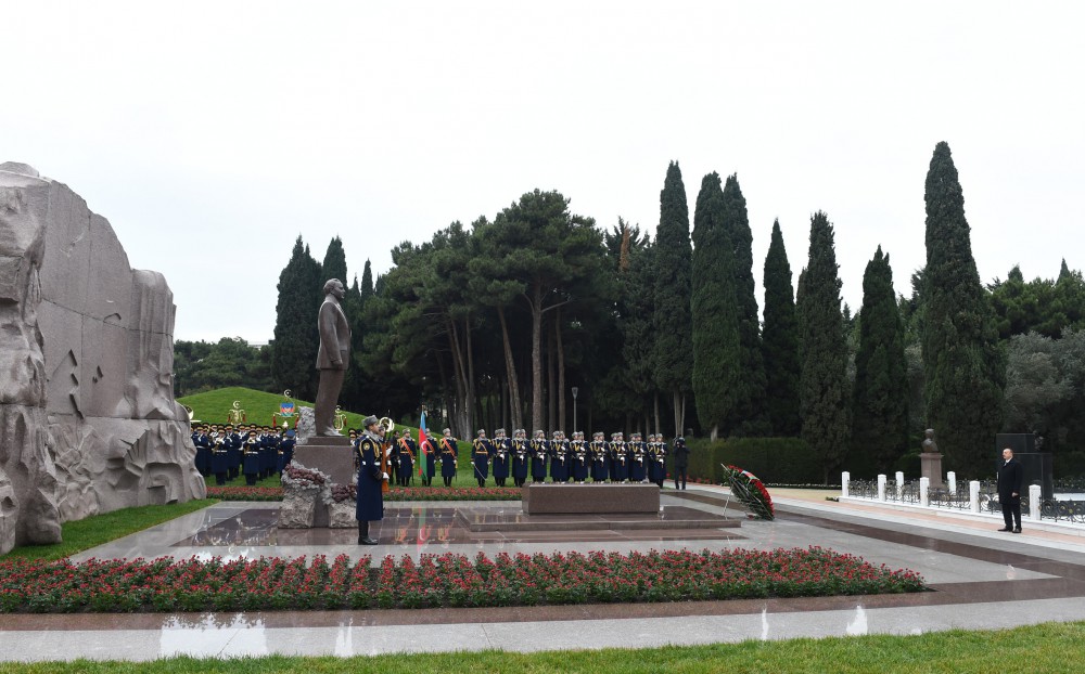 Azerbaijani president pays tribute to national leader Heydar Aliyev