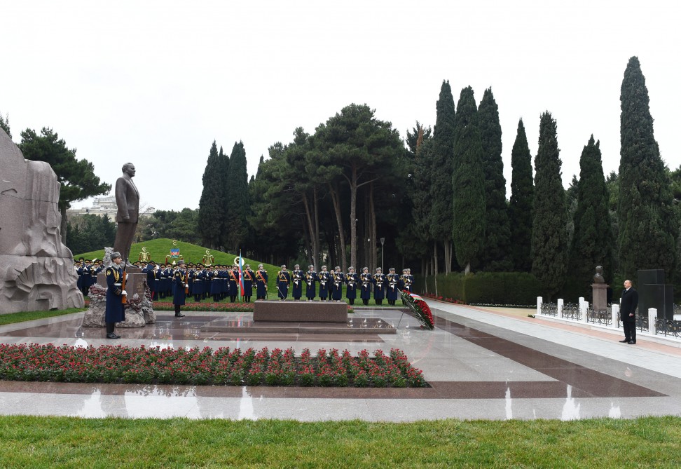 Azerbaijani president pays tribute to national leader Heydar Aliyev