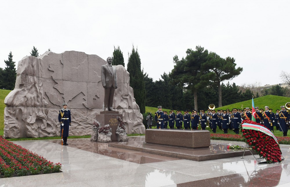 Azerbaijani president pays tribute to national leader Heydar Aliyev