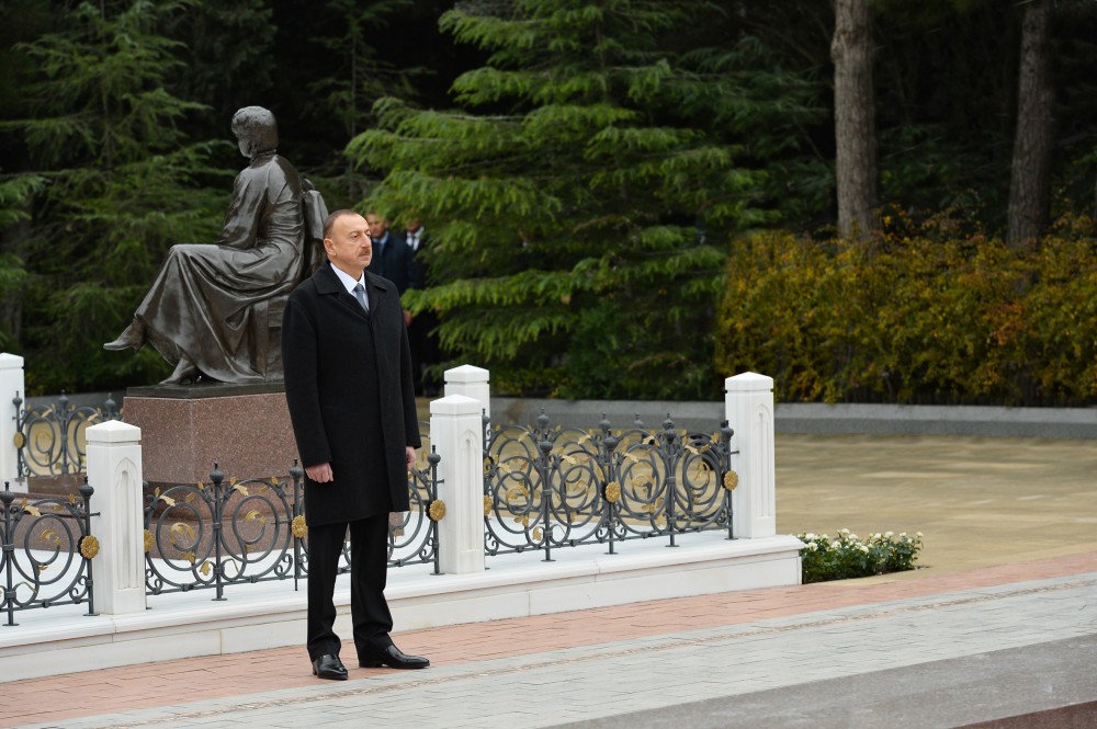 Azerbaijani president pays tribute to national leader Heydar Aliyev