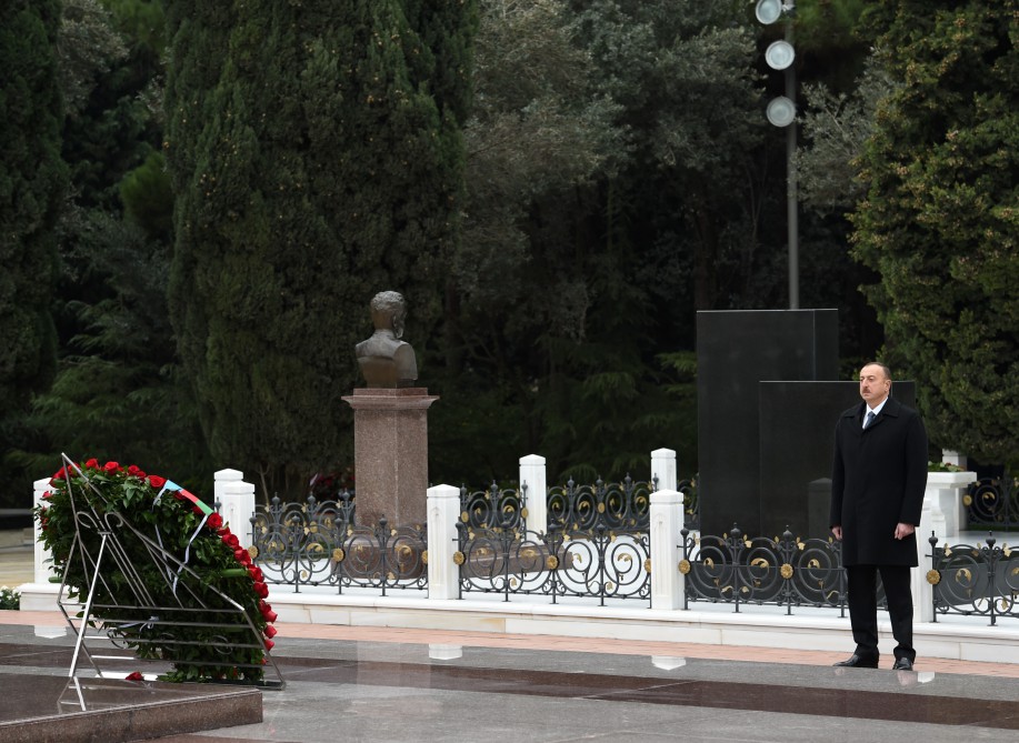 Azerbaijani president pays tribute to national leader Heydar Aliyev