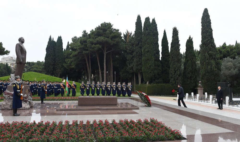 Azerbaijani president pays tribute to national leader Heydar Aliyev