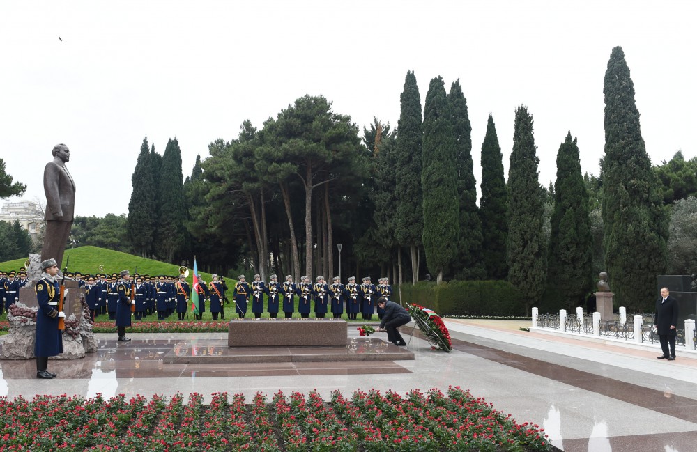 Azerbaijani president pays tribute to national leader Heydar Aliyev