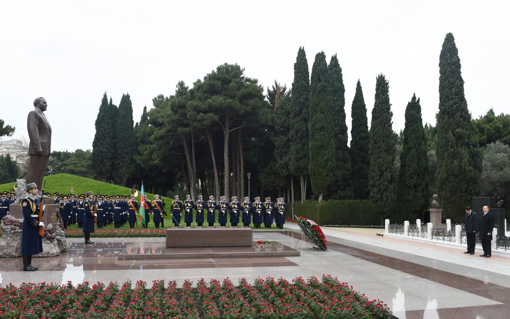 Azerbaijani president pays tribute to national leader Heydar Aliyev