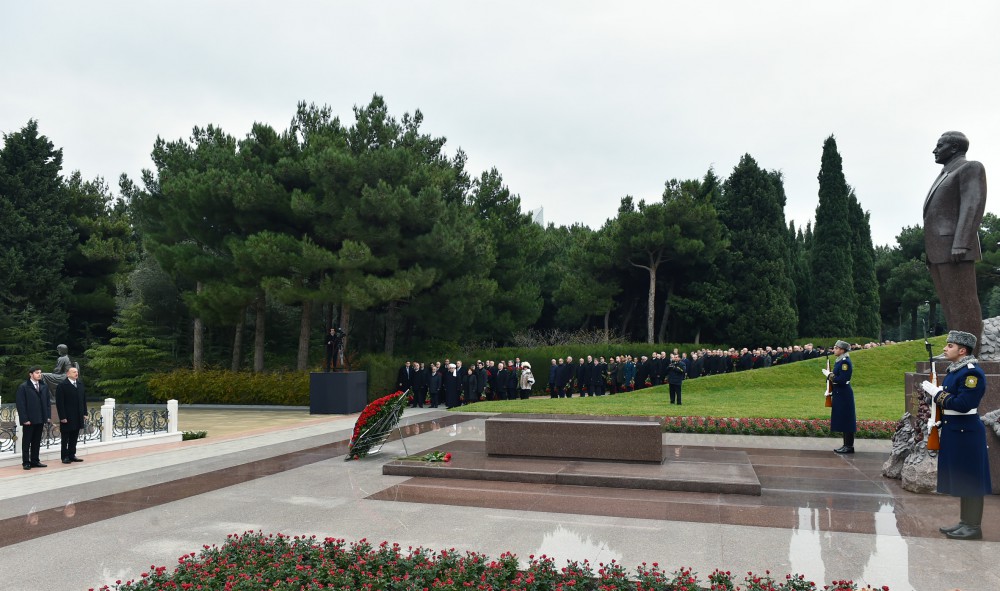 Azerbaijani president pays tribute to national leader Heydar Aliyev