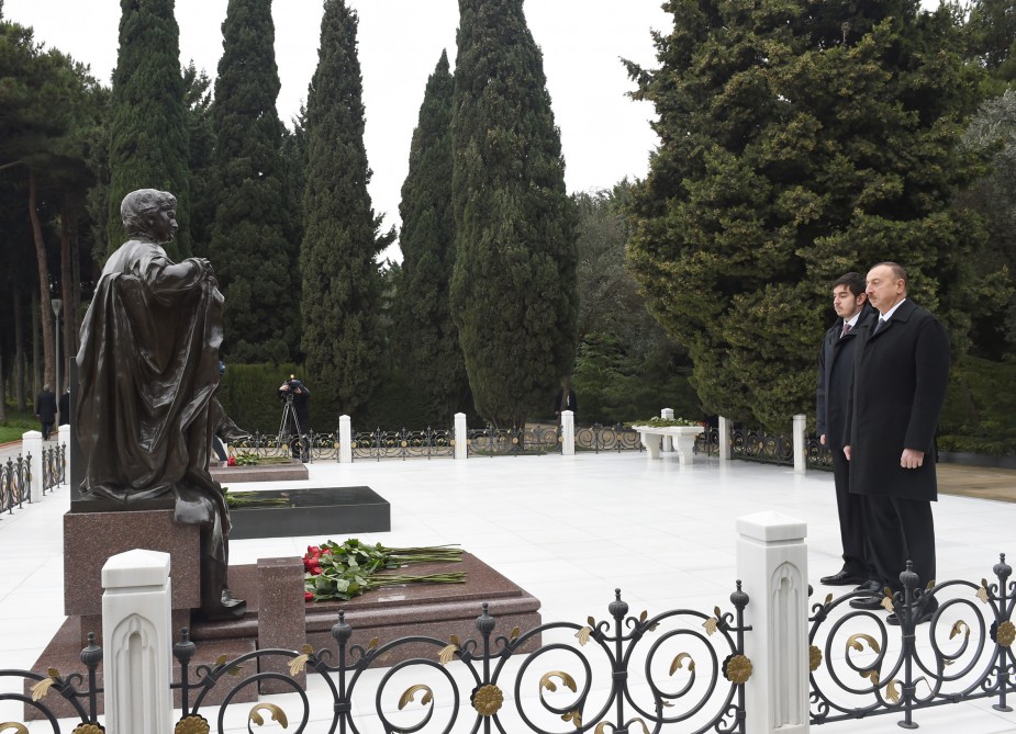 Azerbaijani president pays tribute to national leader Heydar Aliyev