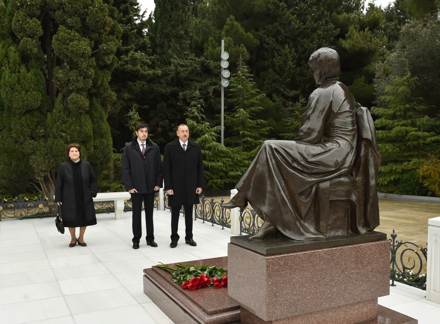 Azerbaijani president pays tribute to national leader Heydar Aliyev