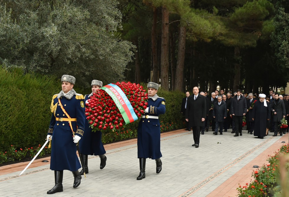 Azerbaijani president pays tribute to national leader Heydar Aliyev