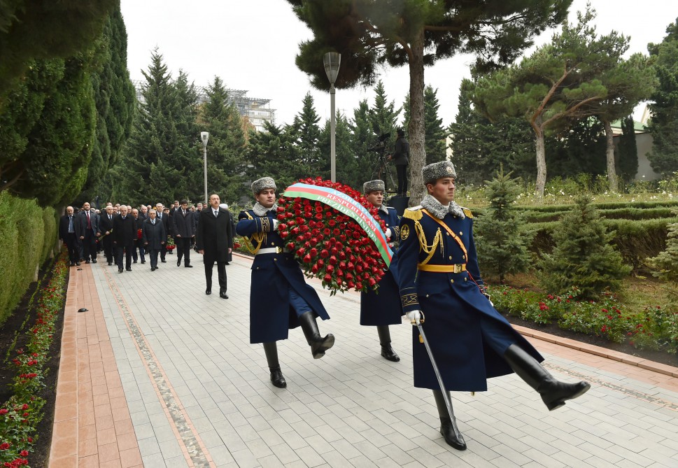 Azerbaijani president pays tribute to national leader Heydar Aliyev