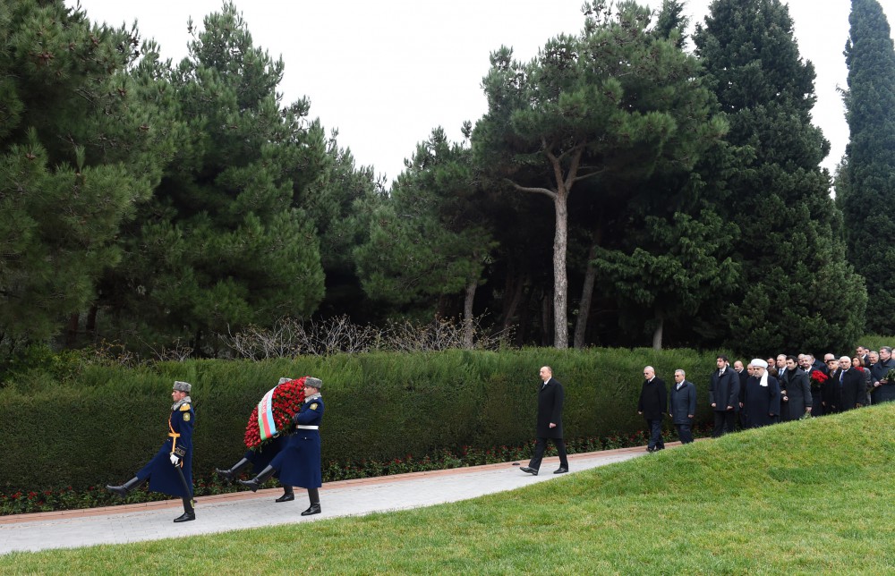 Azerbaijani president pays tribute to national leader Heydar Aliyev