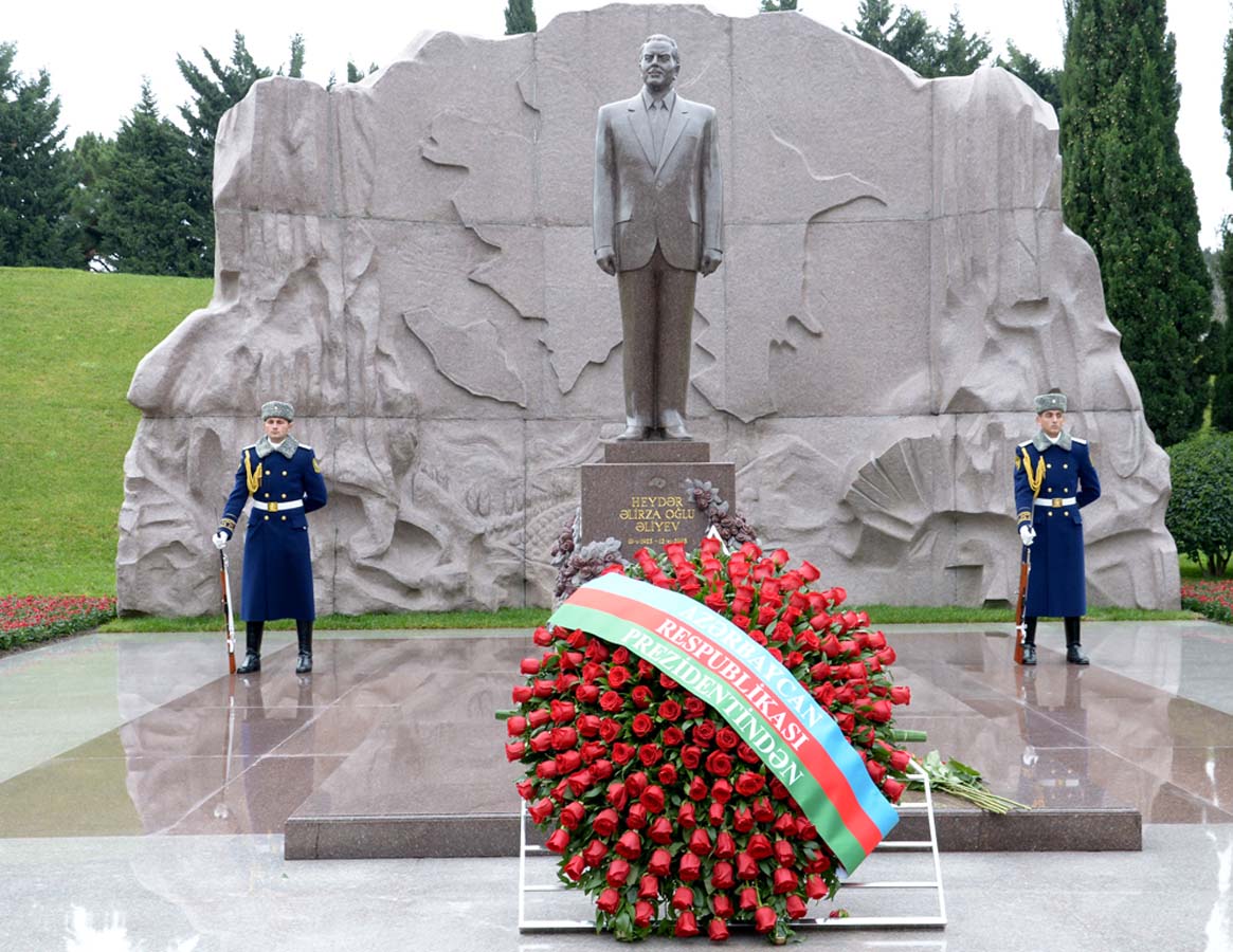 Azerbaijani public visits Alley of Honor to commemorate 12th death anniversary of Heydar Aliyev (PHOTO-VİDEO)