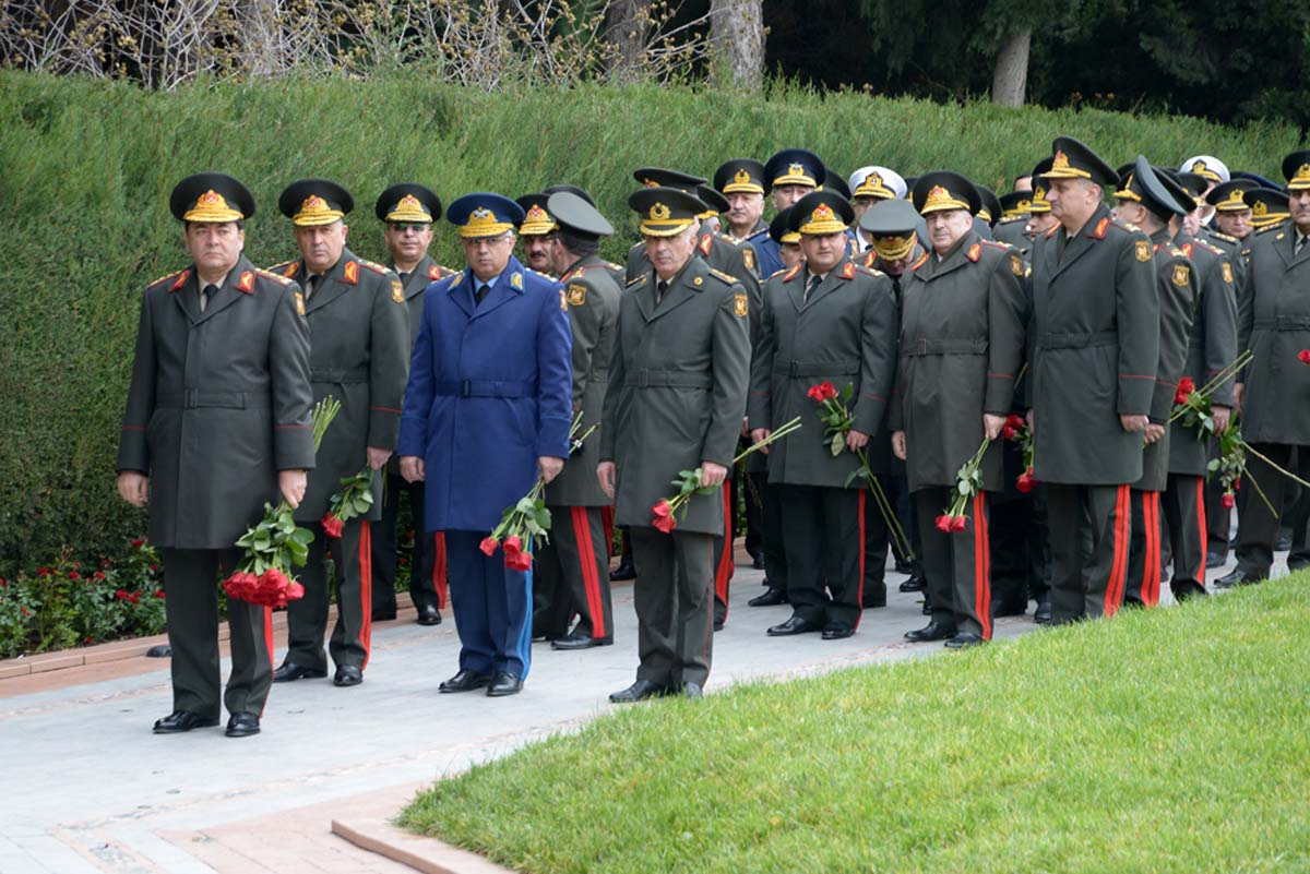 Azerbaijani public visits Alley of Honor to commemorate 12th death anniversary of Heydar Aliyev (PHOTO-VİDEO)